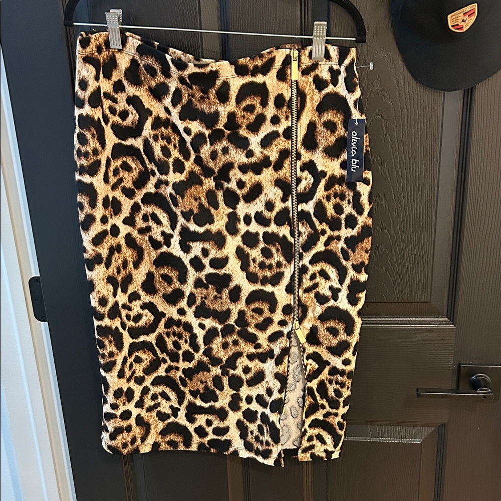 Chic Leopard Print Pencil Skirt - Picture 2 of 3